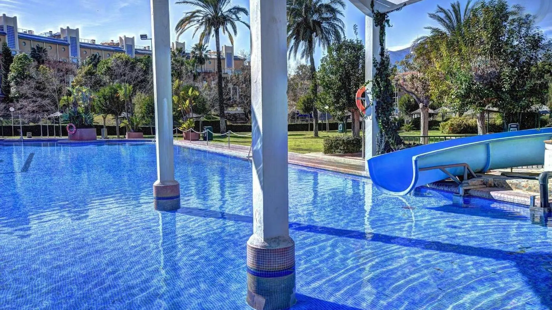 Benalbeach Apartment With Magnificent Sea View 贝纳尔马德纳