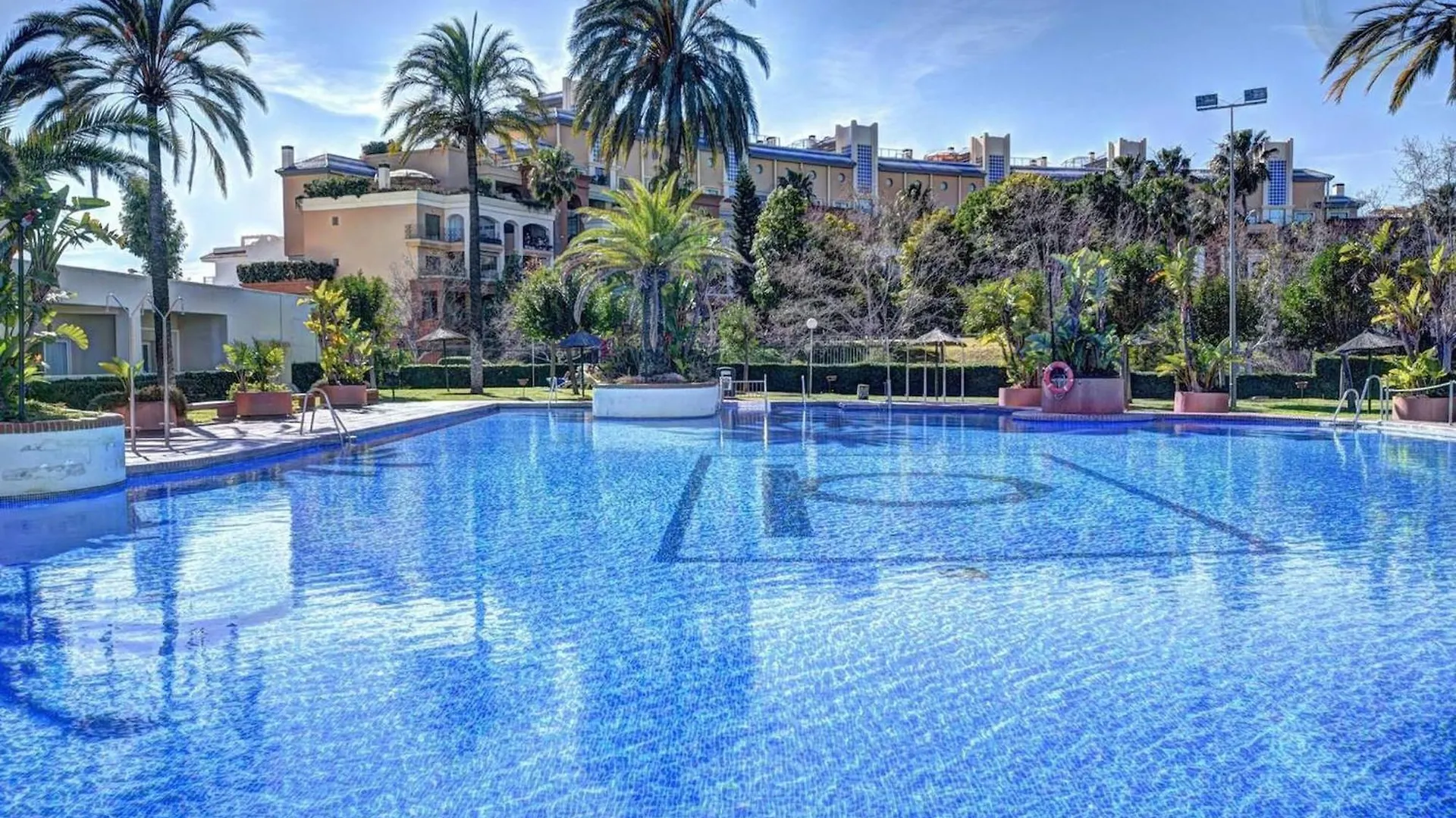 Benalbeach Apartment With Magnificent Sea View 贝纳尔马德纳