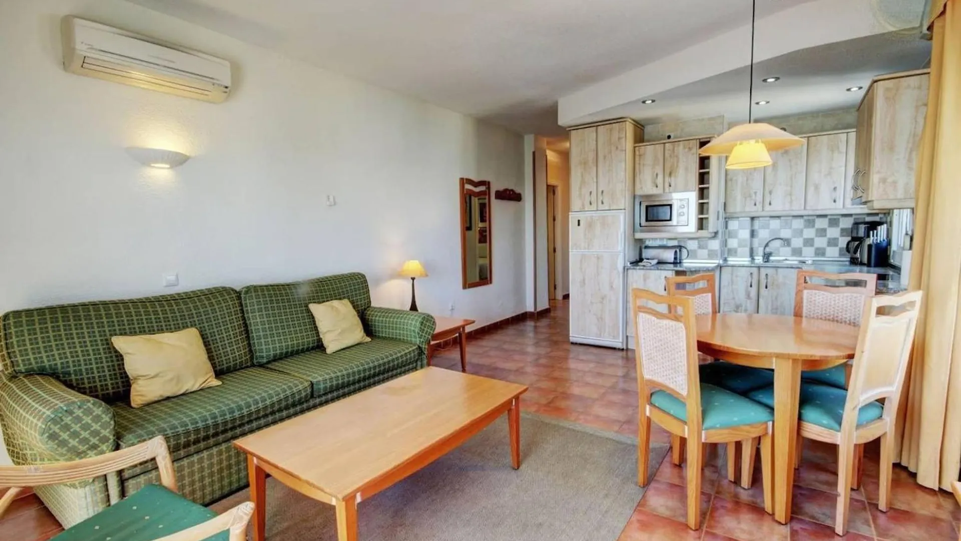 Benalbeach Apartment With Magnificent Sea View 贝纳尔马德纳